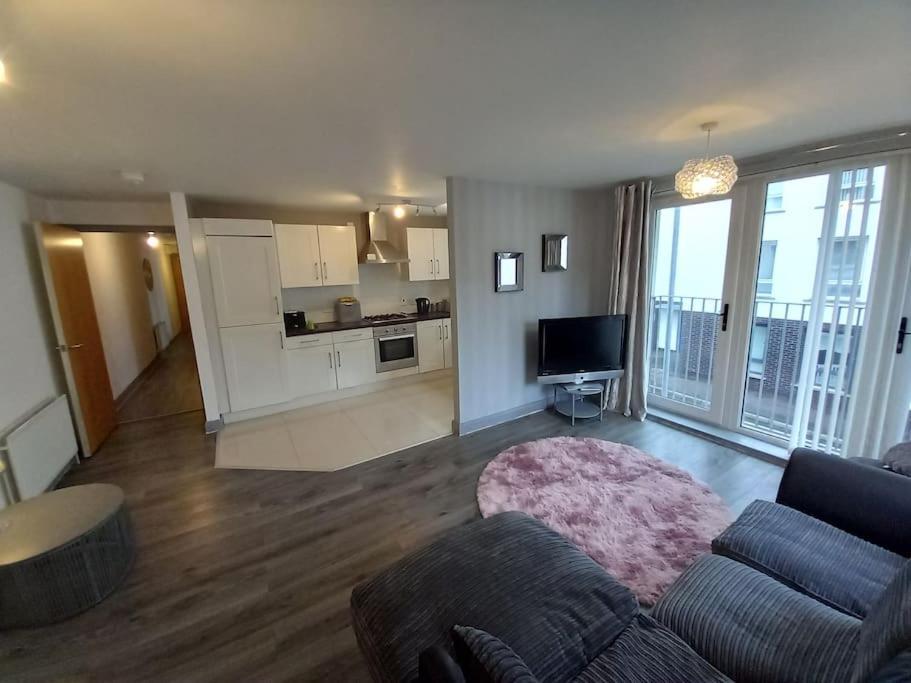 Modern 2-Bedroom City Apartment With Free Parking 벨파스트 외부 사진