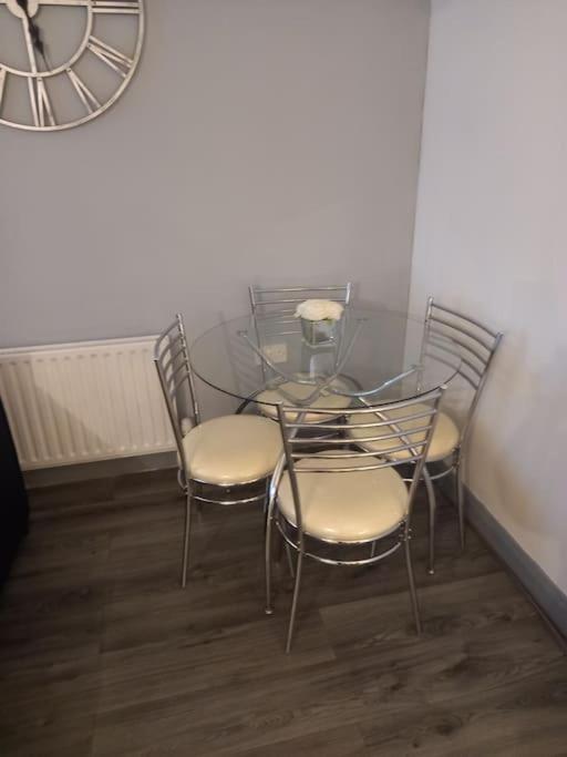 Modern 2-Bedroom City Apartment With Free Parking 벨파스트 외부 사진