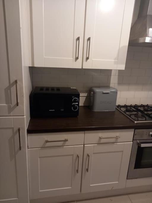 Modern 2-Bedroom City Apartment With Free Parking 벨파스트 외부 사진