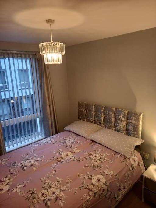 Modern 2-Bedroom City Apartment With Free Parking 벨파스트 외부 사진