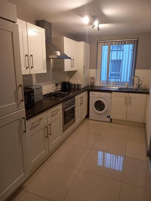 Modern 2-Bedroom City Apartment With Free Parking 벨파스트 외부 사진