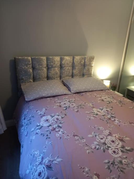 Modern 2-Bedroom City Apartment With Free Parking 벨파스트 외부 사진